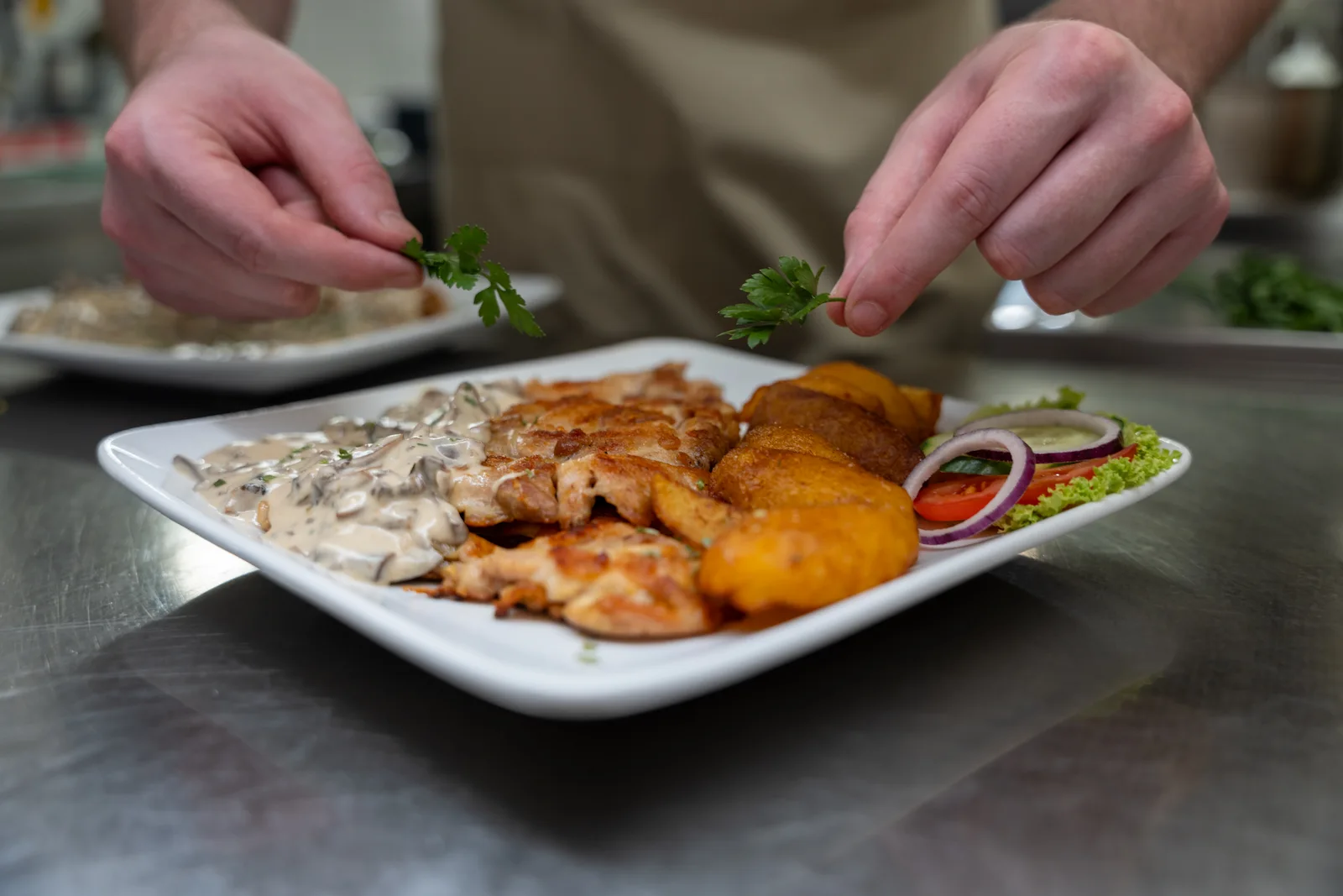 Priprema jela u kuhinji Grill Restorana Dinar