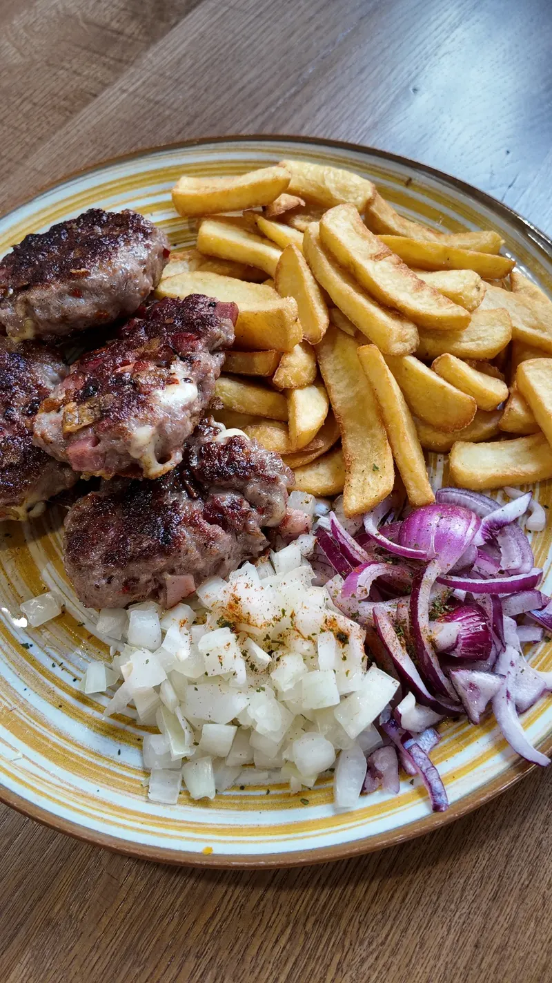 Ćevapi sa pomfritom