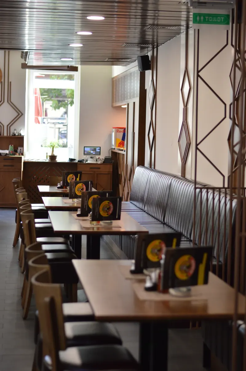 Der Gastraum im Restaurant Dinar